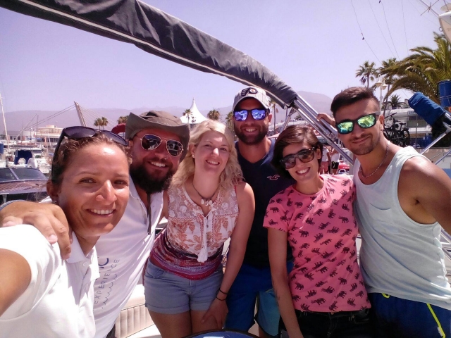  Visitantes no porto com óculos de sol